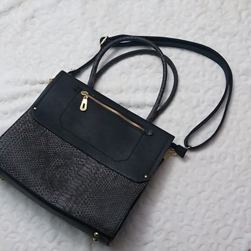Grey 🩶 and Black 👜 Purse With Gold Accents Like New Condition